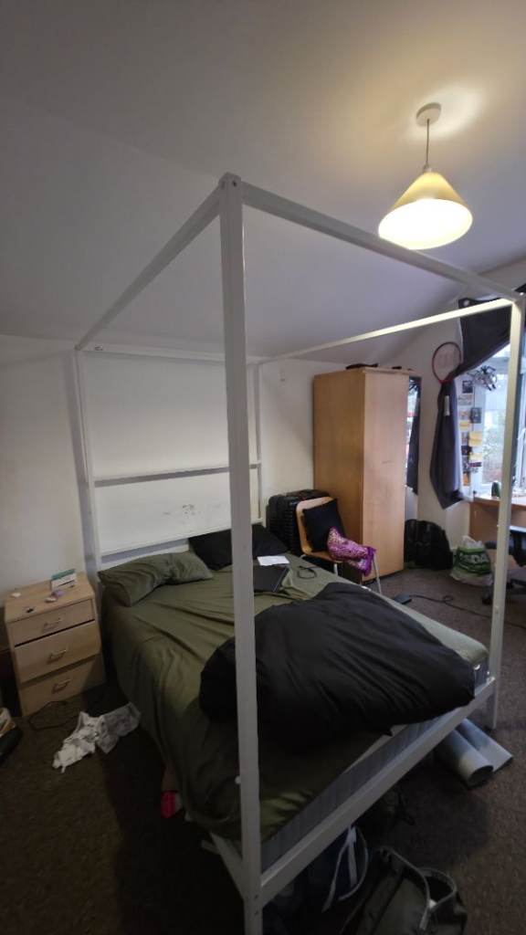 Double bedroom in shared house next to heath hospital