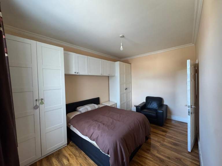 Discover a charming double room in a house share available for rent on Ashgrove Road, IG3 9
