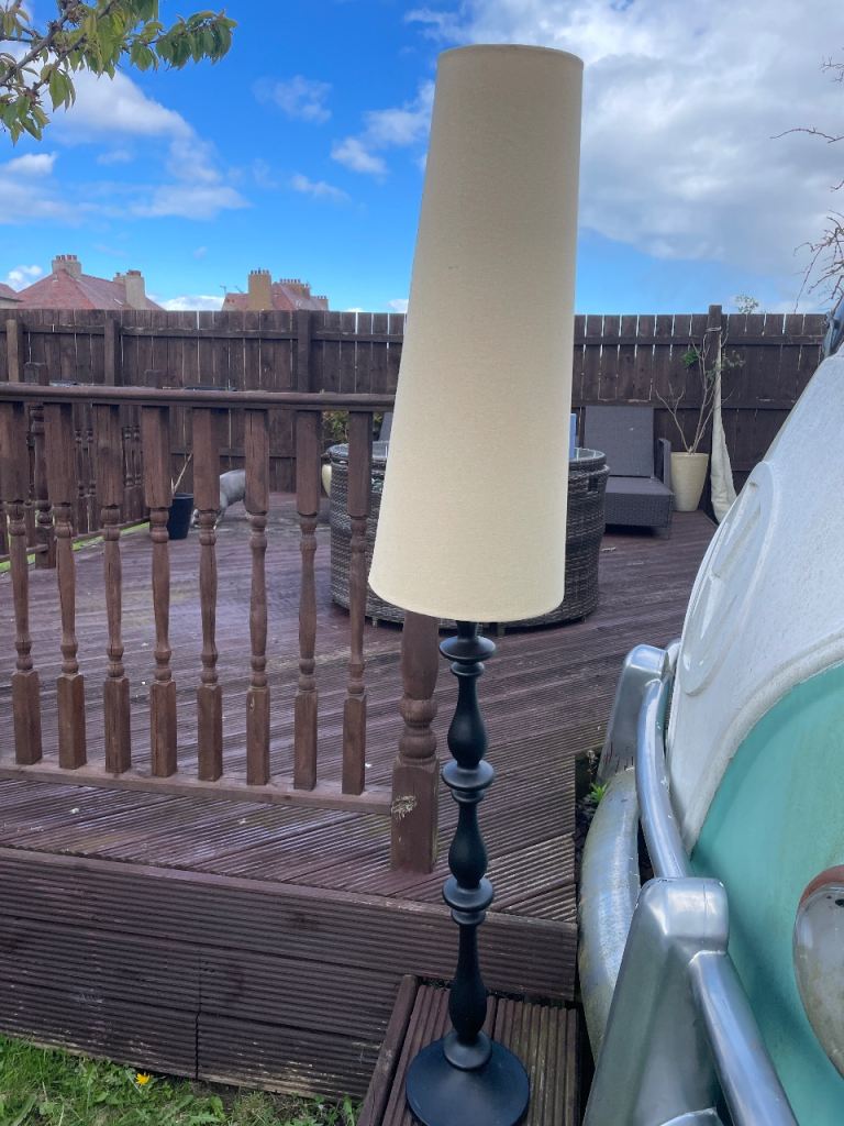 Tall Wooden Floor Lamp with Cream Shade – Good Condition