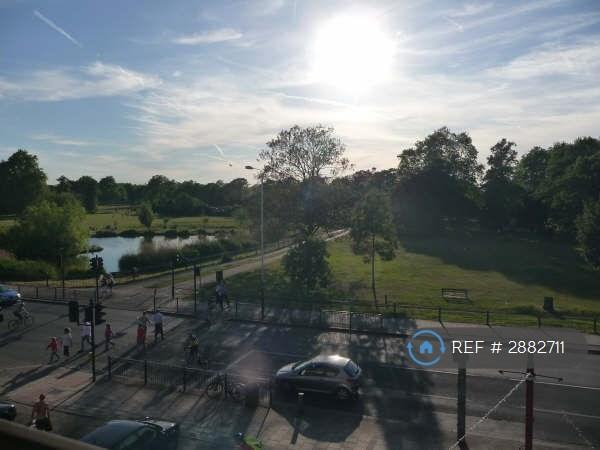 1 bedroom flat in Clapham Common South Side, London, SW4 (1 bed) (#2882711)