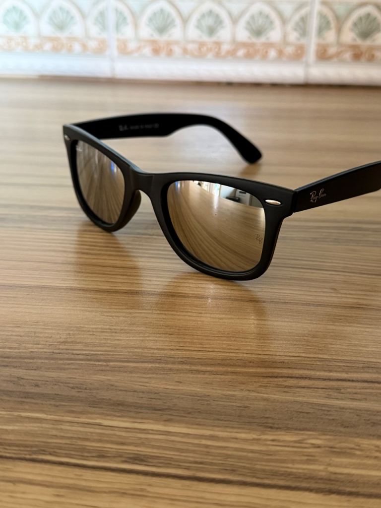 Ray-Ban Wayfarer Sunglasses with Mirrored Lenses – Black