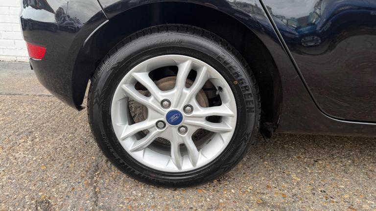 2014 Ford Fiesta 1.6 Zetec Powershift Euro 5 5dr HATCHBACK Petrol Automatic