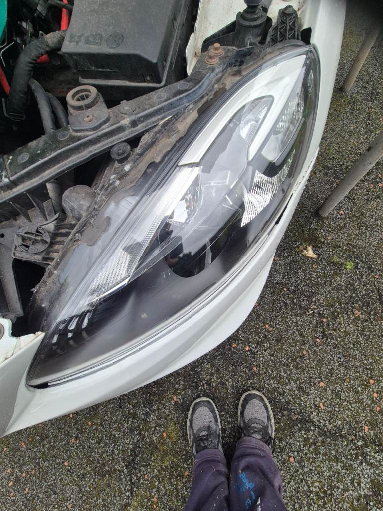Volvo v40 d3 2013 passenger side headlight