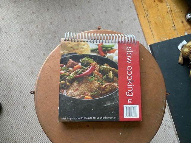 Slow Cooker Cook Book  Flip over Pages Easy to follow recipes