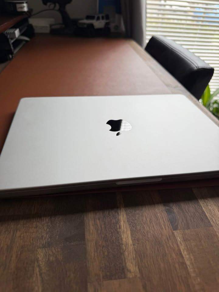 MacBook Pro M4 Pro 24 GB 512 GB under warranty