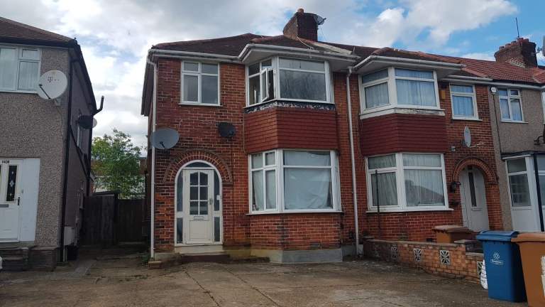 3 Bed Semi-Detached House to rent in Mollison way-HA8