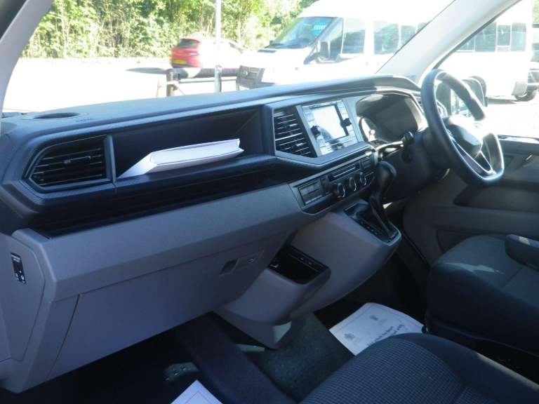 VOLKSWAGEN TRANSPORTER 2.0 TDI T32 Kombi Startline DSG Auto with VW Towbar in