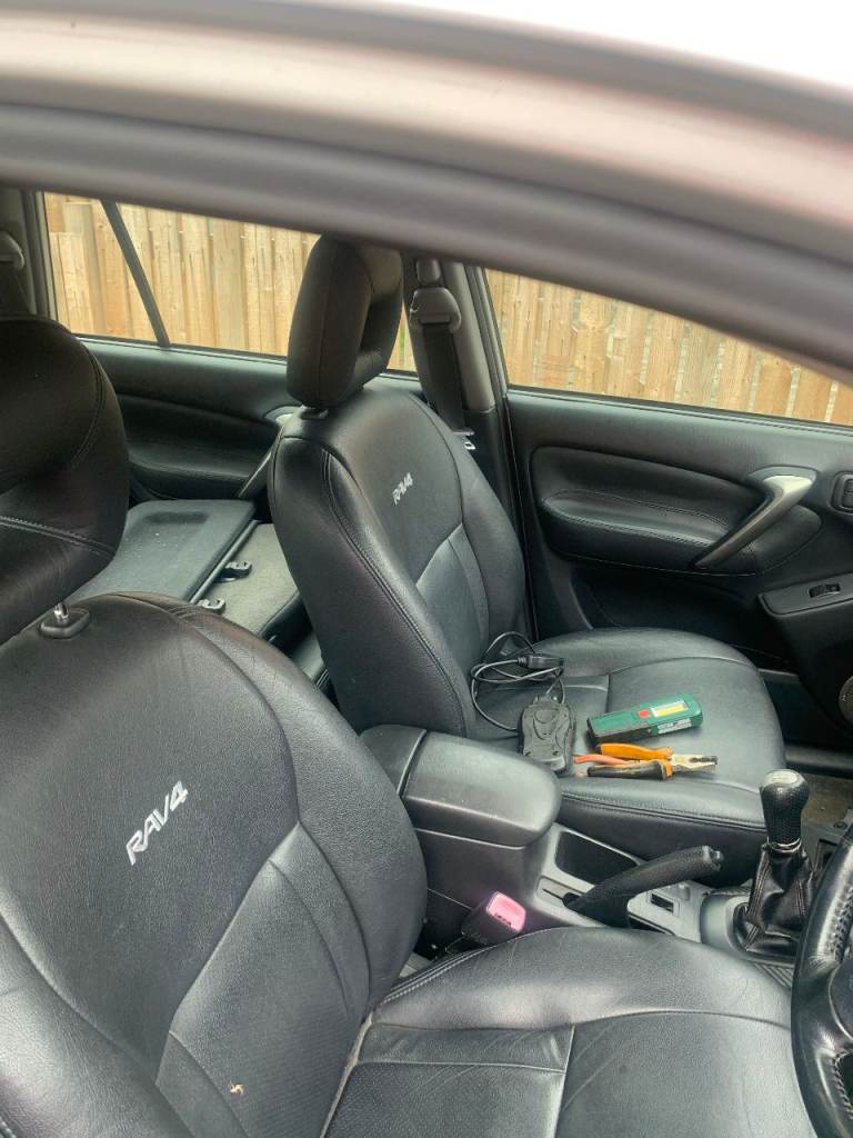 Toyota RAV 4 Estate 20DIESEL  SPARES REPAIR  NEEDS ALTNATOR FITTED £600 NO OFFERS 