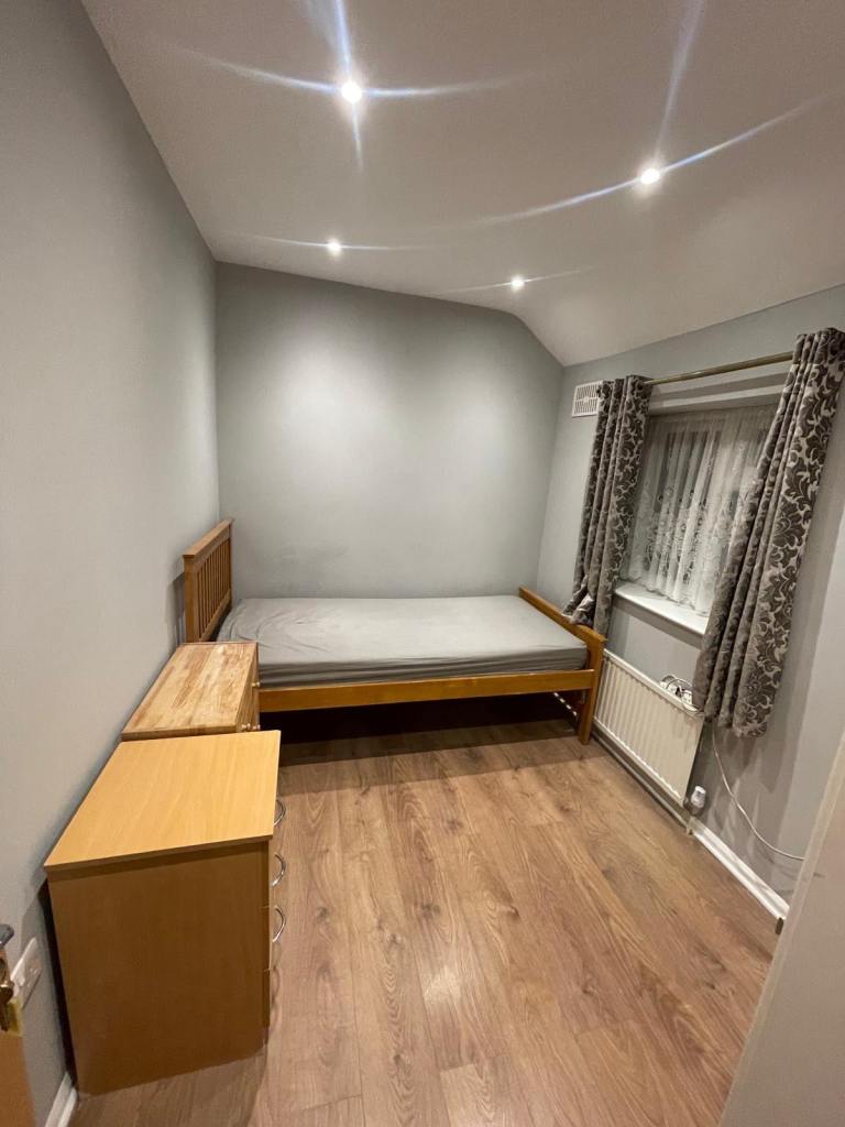Single room available in west Drayton 