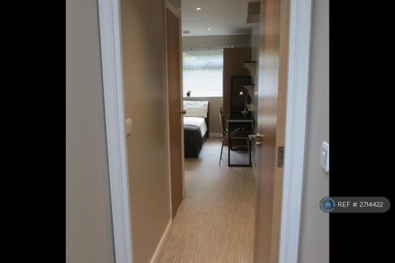 Studio flat in Moore Grove Crescent, Egham, TW20 (#2714422)