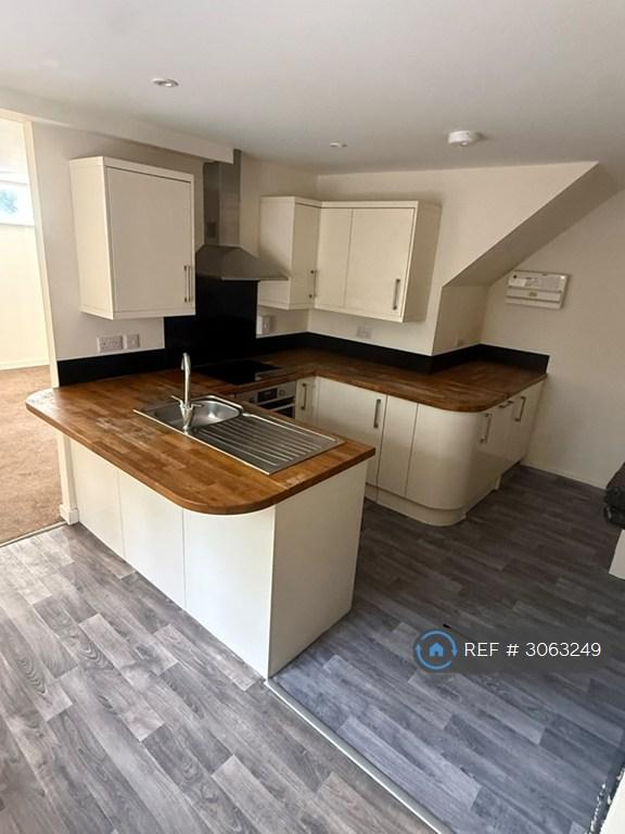 2 bedroom flat in Combs Road, Dewsbury, WF12 (2 bed) (#3063249)