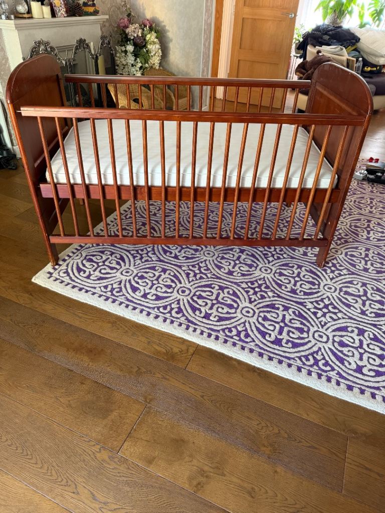 Baby / toddler cot bed