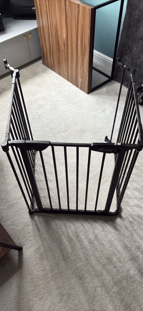 Dreambaby Playpen/Baby Gate – Black, Good Condition