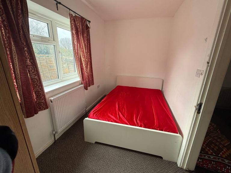 AVAILABLE NOW – 3 BEDROOM SEMI-DETACHED HOME – FURNISHED