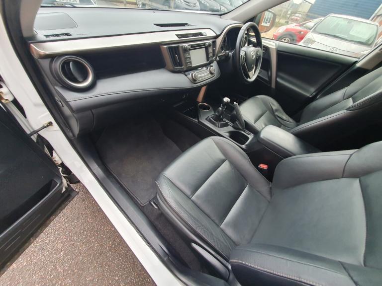 2015 Toyota RAV4 2.2 D-4D Invincible SUV 5dr Diesel Manual 4WD Euro 5 (150 ps)