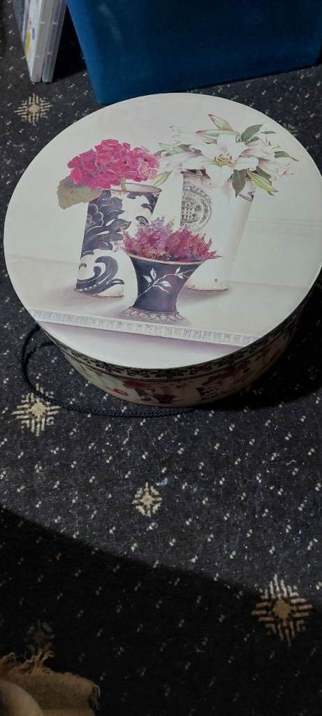 Cathryn White Vintage Decorative Round hat Box with Floral Design