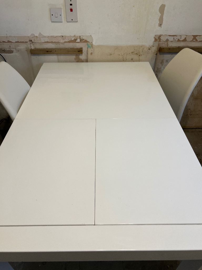 High gloss white extendable table and chairs 