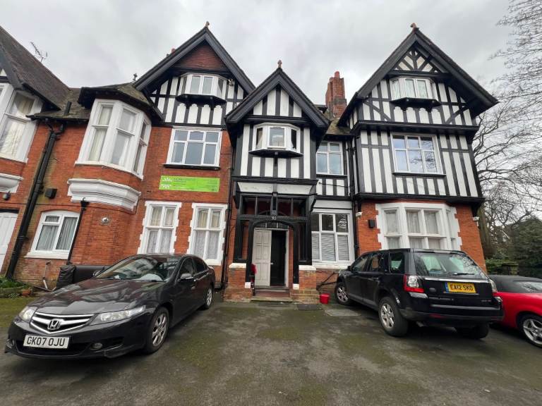 **WAKE GREEN ROAD** .THREE BEDROOM FLAT TO RENT ** OFF STREET PARKING ** CALL NOW TO VIEW**
