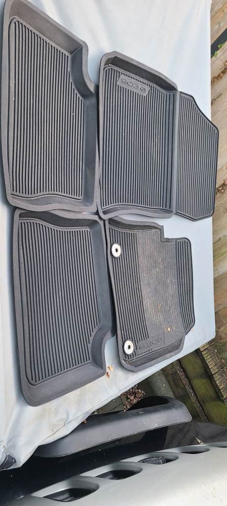 Peugeot e208 rubber mat set