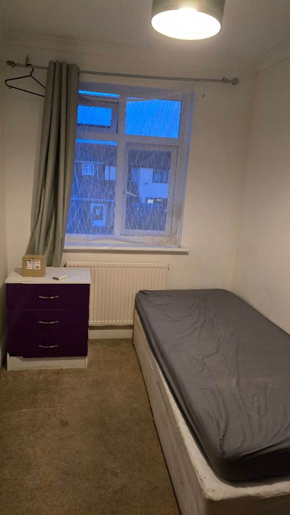 Medium sized Single room in prime location