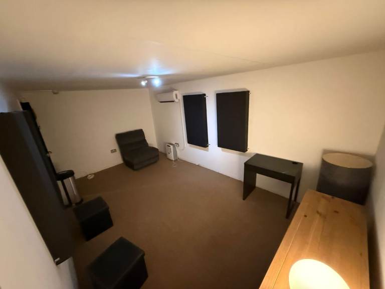 165 Sq Ft Soundproofed Music Production / Podcasting / Recording Studio In Mile End