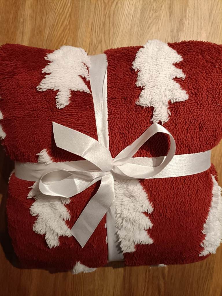 New fleece throw in red with white Christmas trees pattern 