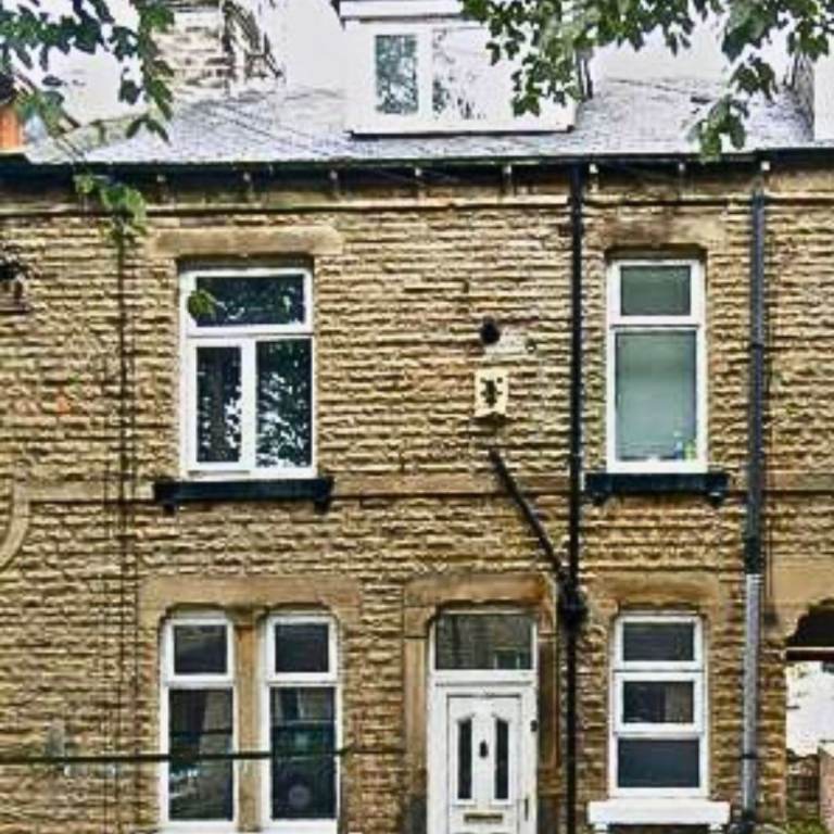 Two large double bedroom house (furnished) in Bradford 3, off Leeds Road, backside of Hindu Temple.
