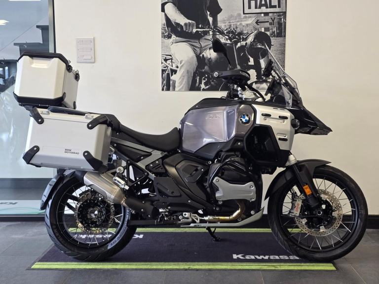 BMW R 1300 GS ADVENTURE-TRIPLE BLACK-PANNIERS-TOP BOX