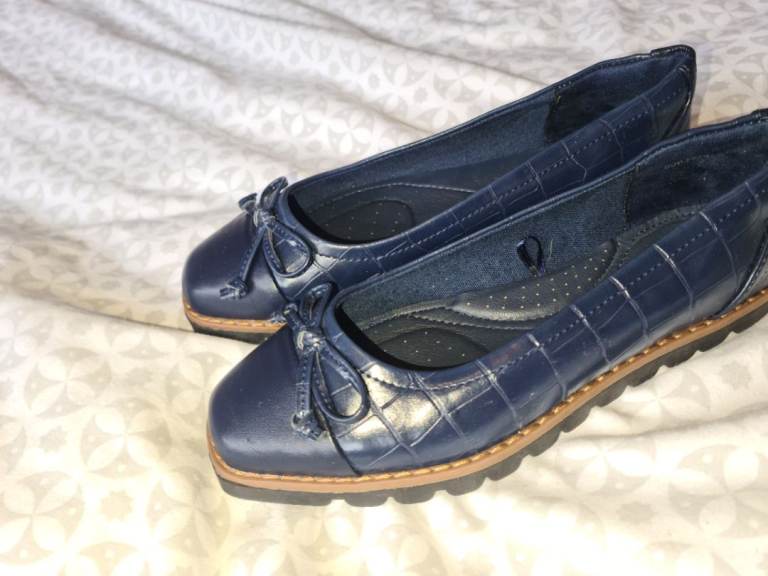 Stunning brand new blue patent leather slip on shoes with bows uk3