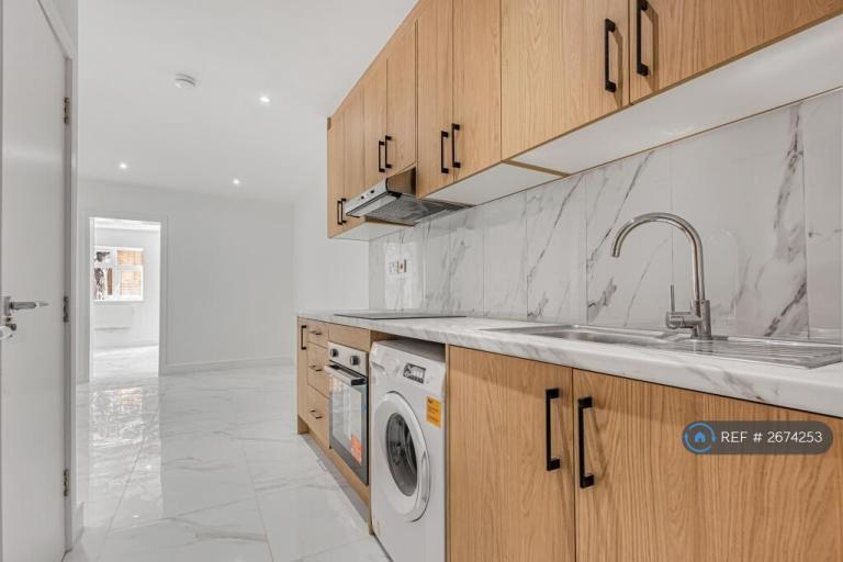 1 bedroom flat in Rucklidge Avenue, London, NW10 (1 bed) (#2674253)