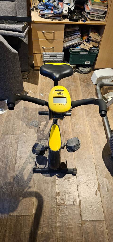 EVERLAST EV410 FOLDING MAGNETIC EXERCISE BIKE WITH 8 LEVELS OF DIFFICULTY