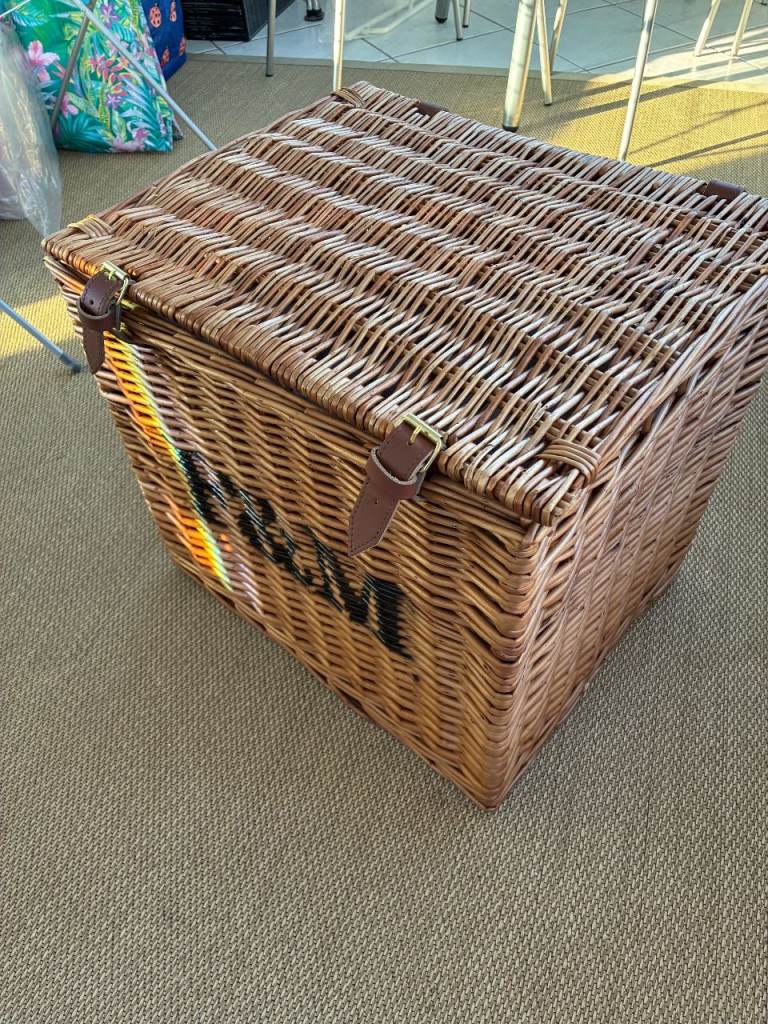 Fortnum & Mason Hamper with cardboard insert for bottles