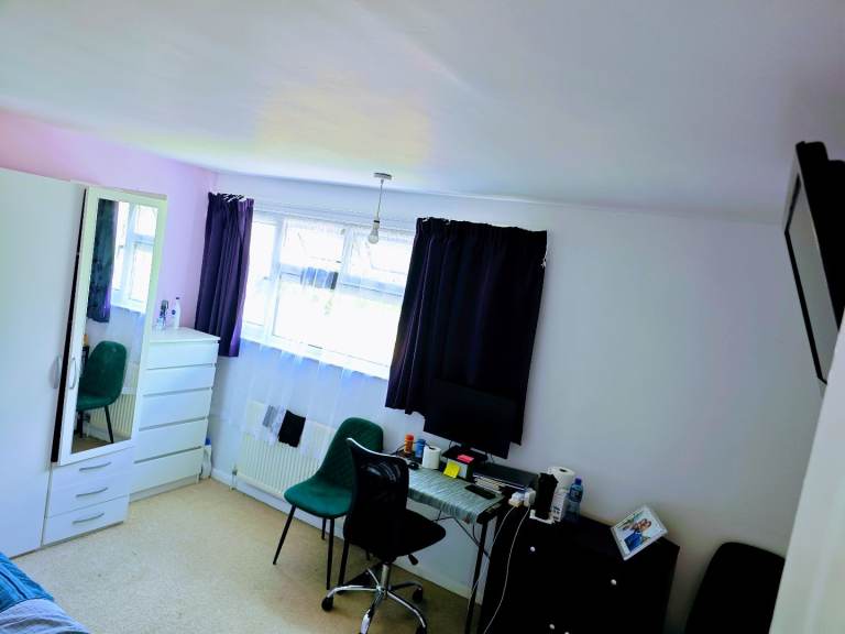 Large single room 560pm CB4