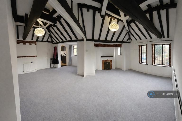 2 bedroom flat in Moor Park Lane, Farnham, GU9 (2 bed) (#2808836)