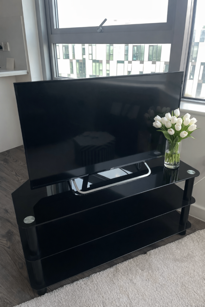 JVC 40” Full HD TV SMART V– Excellent Condition