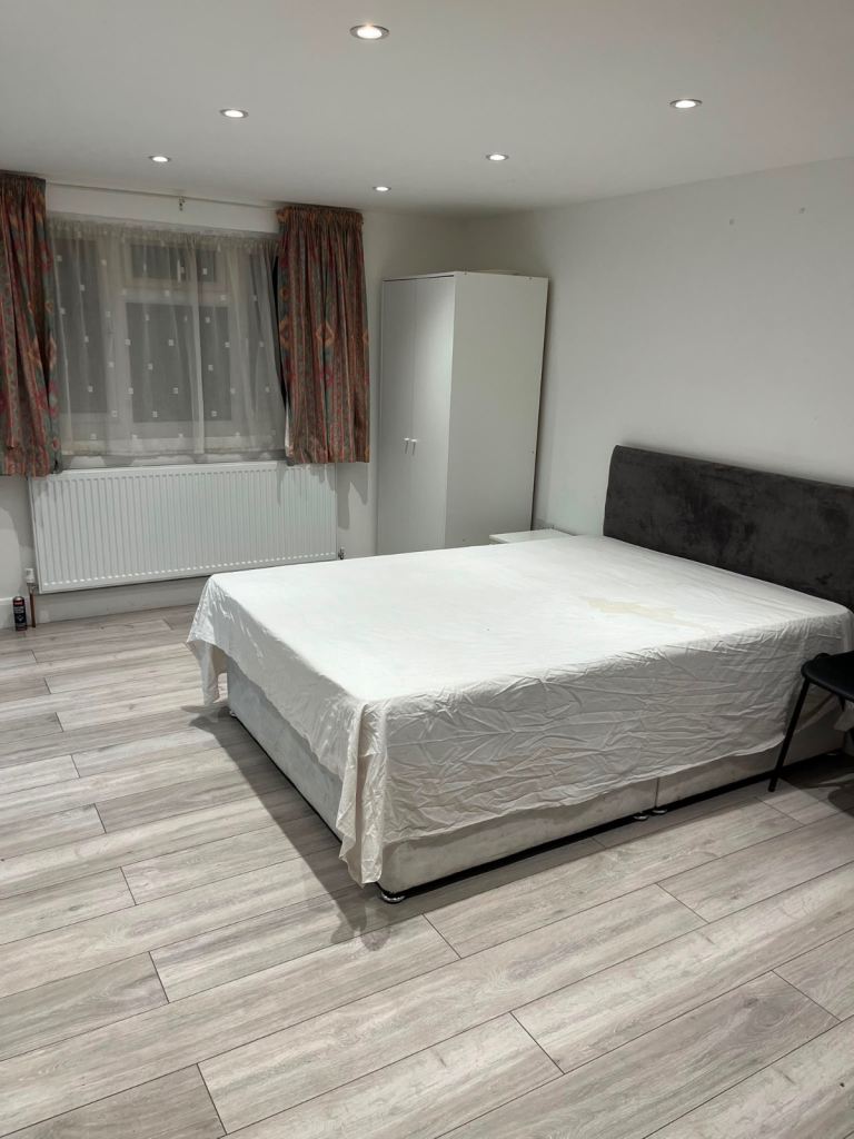 Fully Furnished Double Loft Room | TW4 6AL | £950 PCM (Bills & Wi-Fi Included)