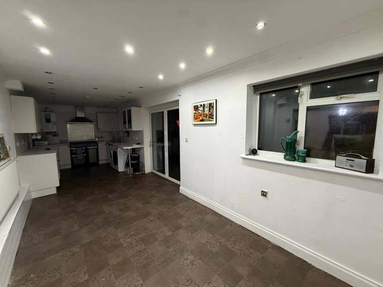 Large 6 bed house in hayes - close to shops