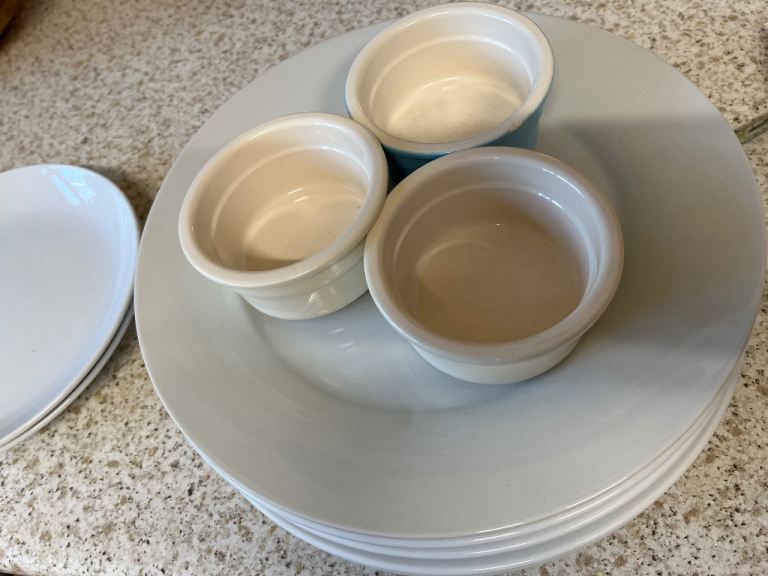 Assorted crockery x 14 items 