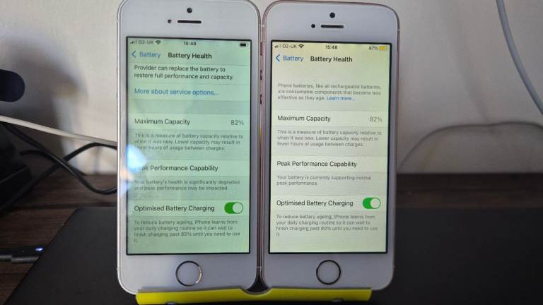 2 x Apple iPhone SE 128GB (Silver) – Good Condition