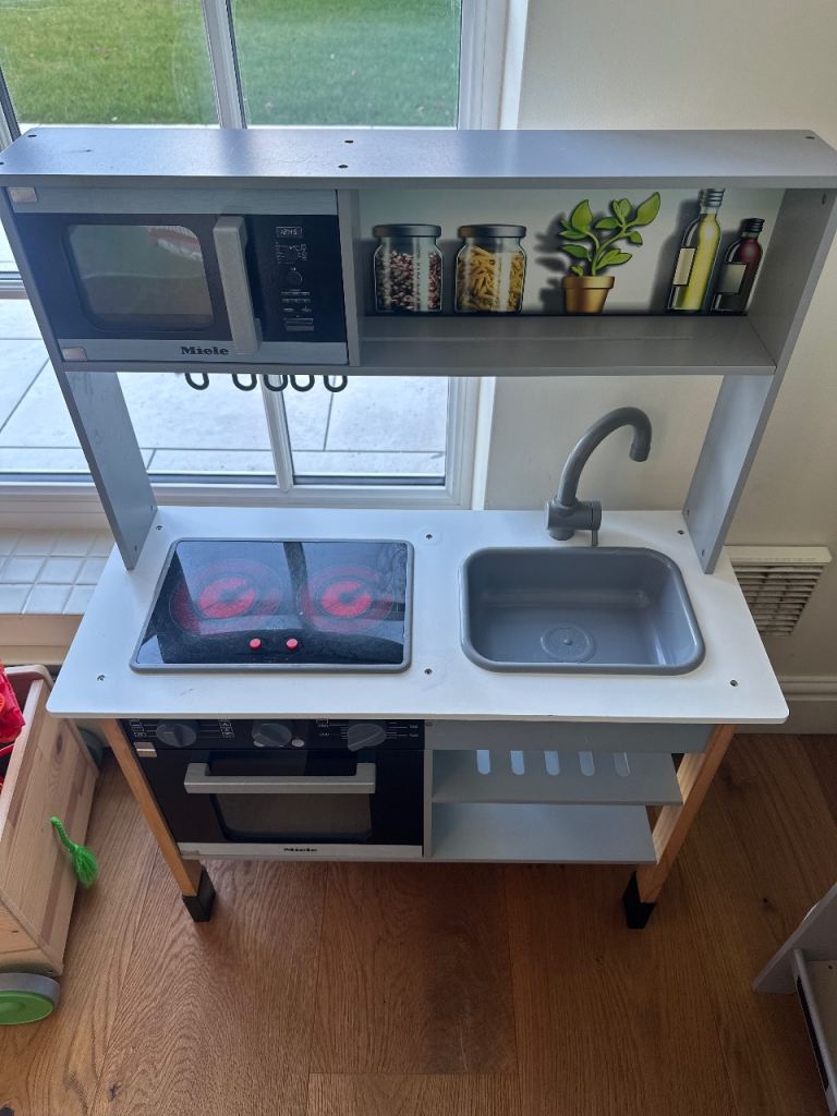 Toddler pretend play kitchen 