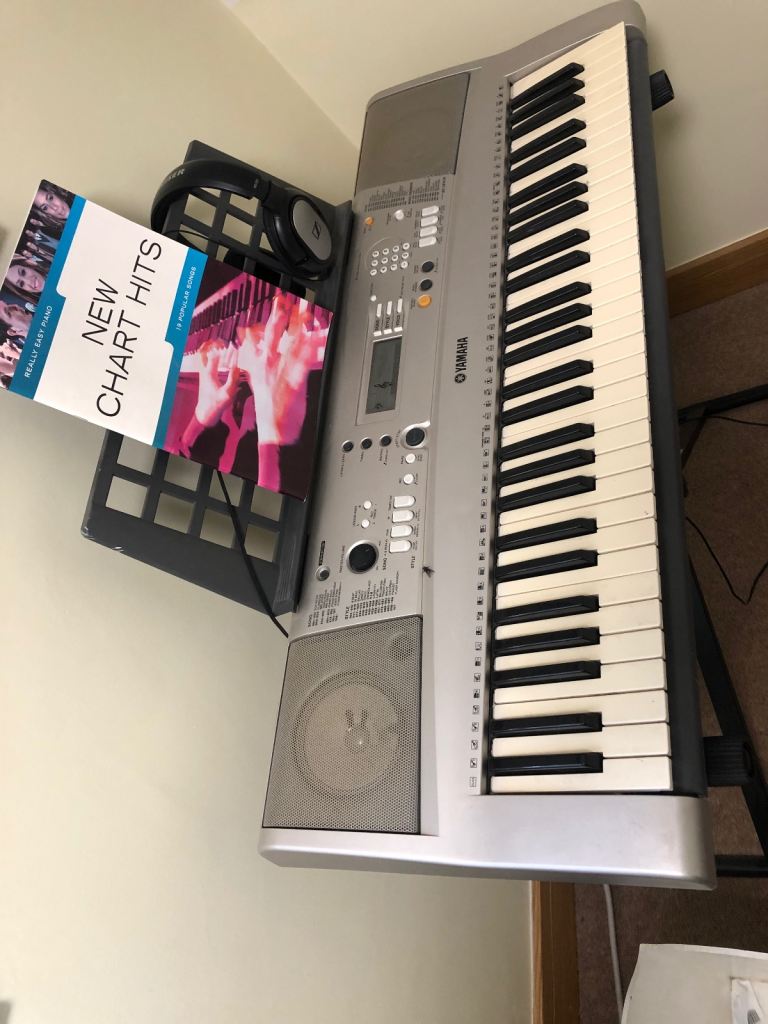  Yamaha  E373 Electronic Key Board with stand and head set 