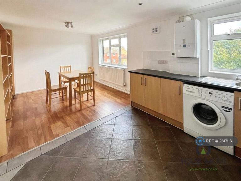 3 bedroom flat in Cobham Close, Bromley, BR2 (3 bed) (#2817118)