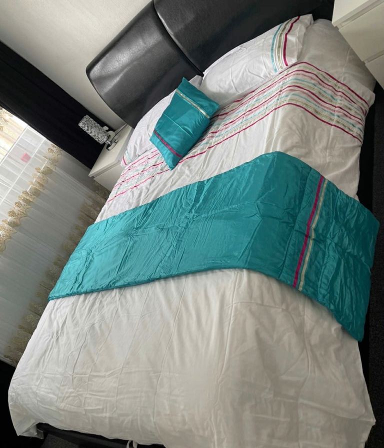 Duvet cover with 2 Pillow Covers 