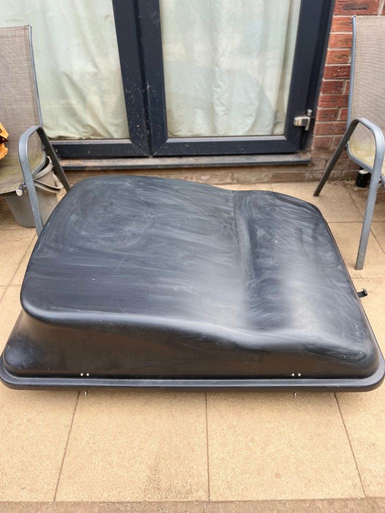 Lockable roof box Auto-Plas with keys and safety locks in front and back.