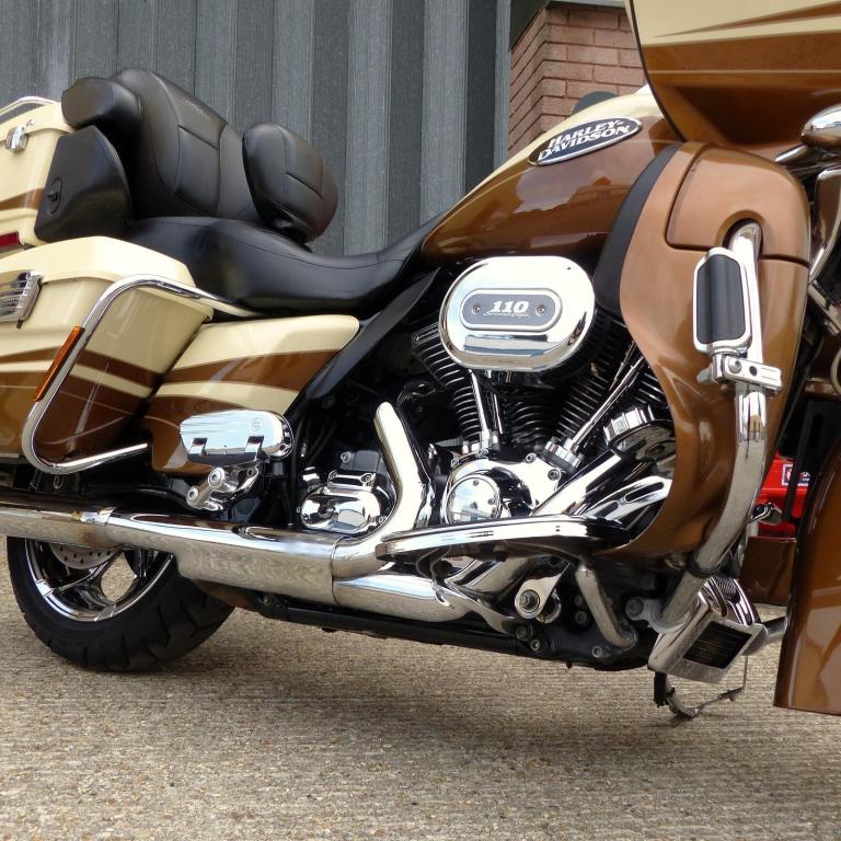 Harley Davidson FLTRUSE CVO Road Glide Ultra 1801cc – Rare collectors machine.