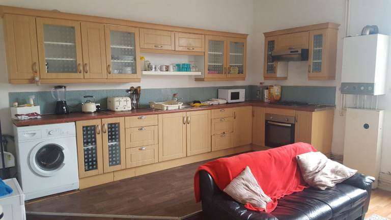 Super Large 4 bed duplex (upstairs downstairs) apartment TO-LET