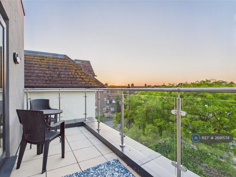 3 bedroom flat in Bexhill-On-Sea, Bexhill-On-Sea, TN39 (3 bed) (#2691574)