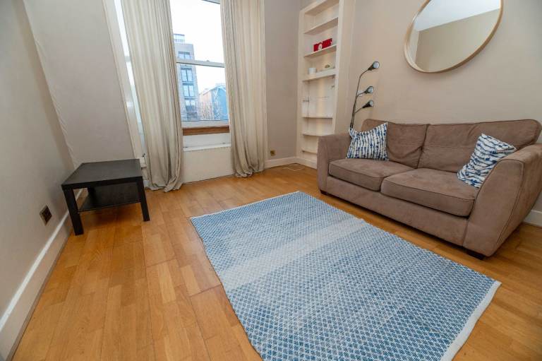 Charming, 1 bedroom, 3rd floor flat in Dalry – available June