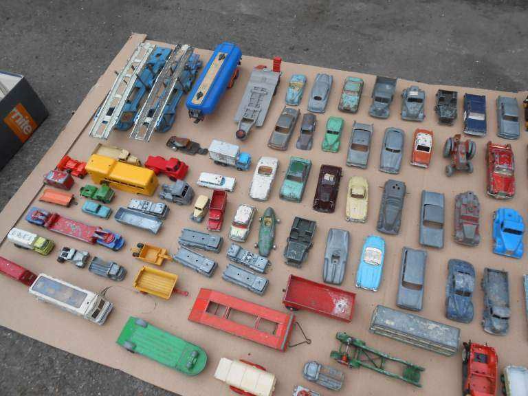 LARGE LOT OF DINKY, CORGI, MATCHBOX MODEL VEHICLES ETC.