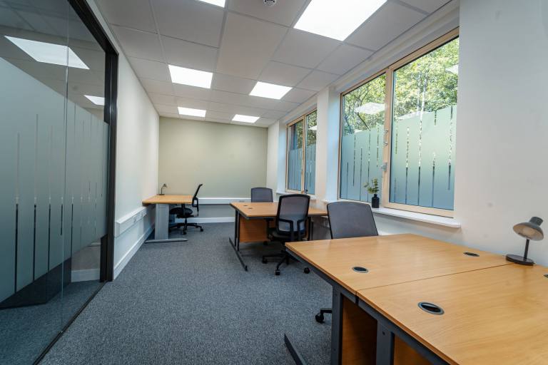 Kircaldy - KY2 6QJ \ Serviced Office for Rent with 5-Desk Capacity